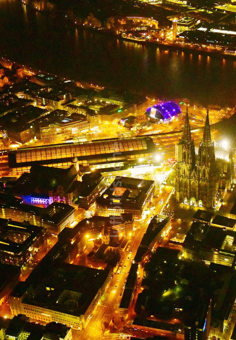 Nacht-Luftaufnahme Köln - Nachtluftbild Kirchengebäude des Domes am Hauptbahnhof in Köln im Bundesland Nordrhein-Westfalen, Deutschland