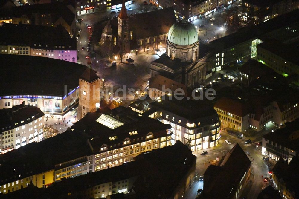 Nürnberg bei Nacht von oben - Nachtluftbild Kirchengebäude St. Elisabethkirche und St. Jakob der Altstadt - Sankt Lorenz in Nürnberg im Bundesland Bayern, Deutschland