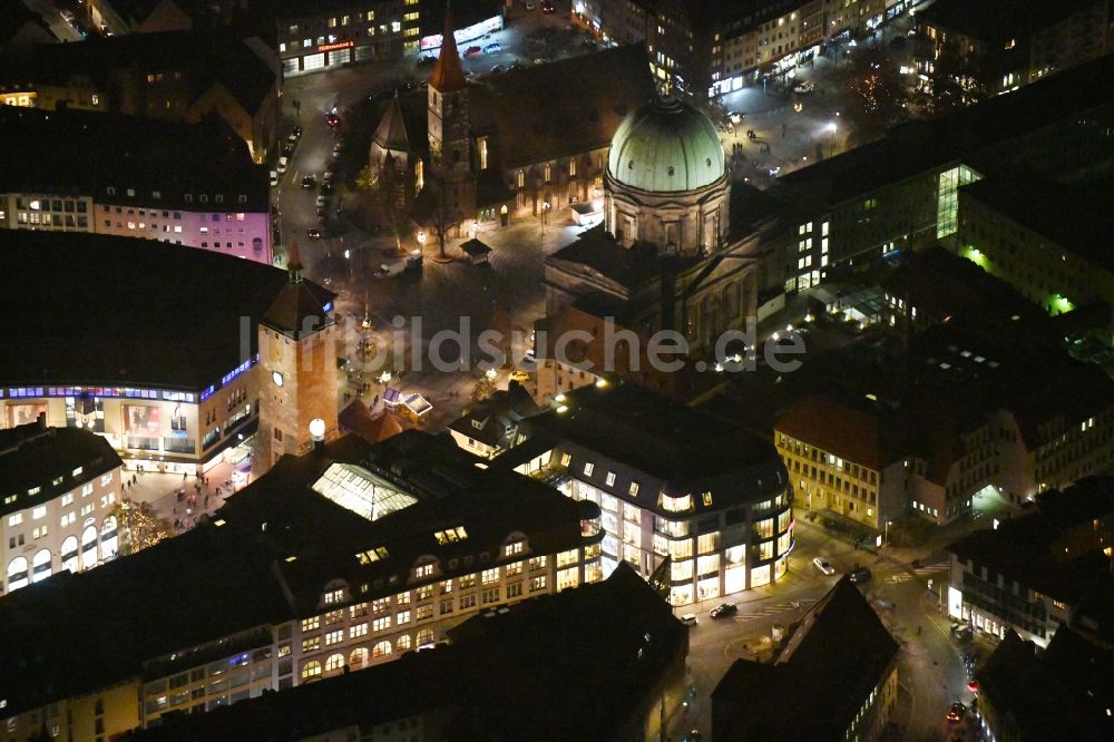 Nürnberg bei Nacht aus der Vogelperspektive: Nachtluftbild Kirchengebäude St. Elisabethkirche und St. Jakob der Altstadt - Sankt Lorenz in Nürnberg im Bundesland Bayern, Deutschland