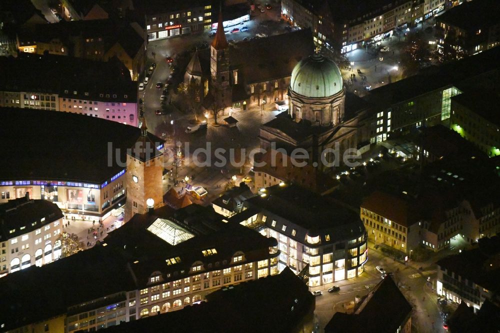 Nachtluftbild Nürnberg - Nachtluftbild Kirchengebäude St. Elisabethkirche und St. Jakob der Altstadt - Sankt Lorenz in Nürnberg im Bundesland Bayern, Deutschland