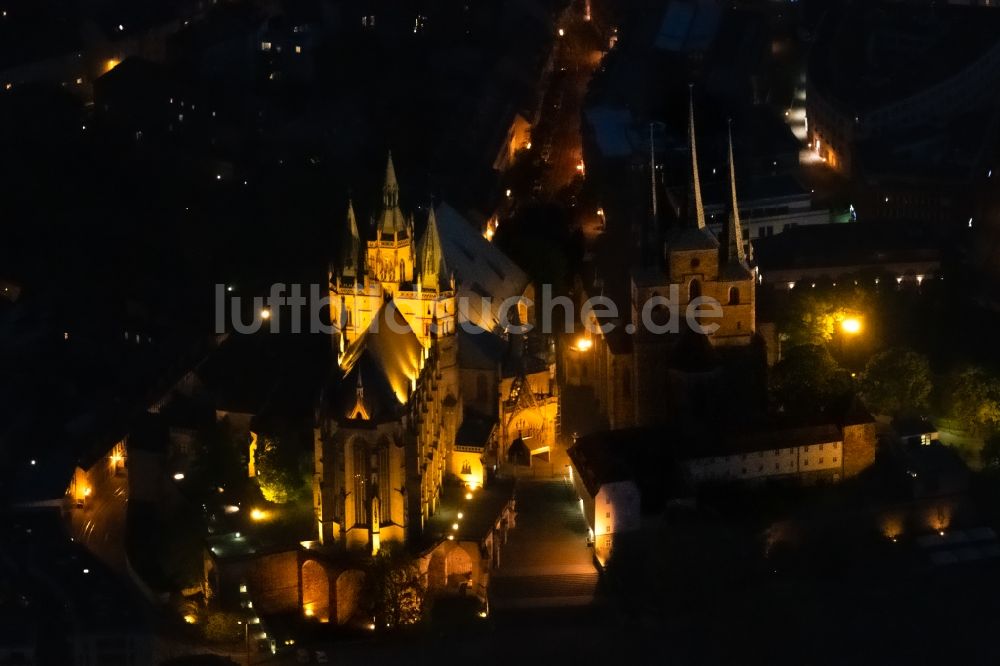 Nachtluftbild Erfurt - Nachtluftbild Kirchengebäude des Erfurter Dom im Ortsteil Altstadt in Erfurt im Bundesland Thüringen, Deutschland