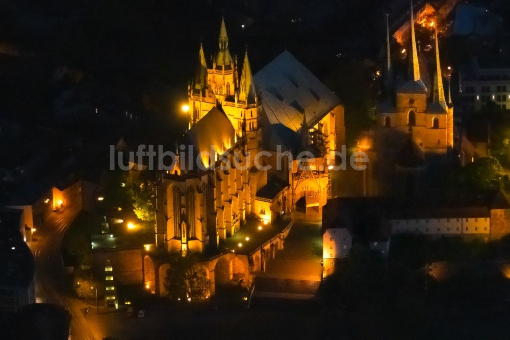 Nacht-Luftaufnahme Erfurt - Nachtluftbild Kirchengebäude des Erfurter Dom im Ortsteil Altstadt in Erfurt im Bundesland Thüringen, Deutschland