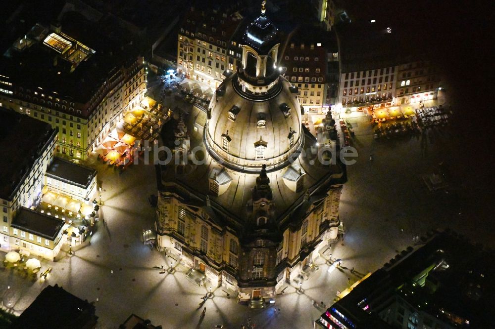 Dresden bei Nacht von oben - Nachtluftbild Kirchengebäude Frauenkirche Dresden in Dresden im Bundesland Sachsen, Deutschland