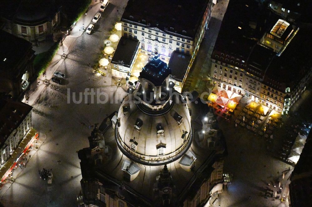 Dresden bei Nacht aus der Vogelperspektive: Nachtluftbild Kirchengebäude Frauenkirche Dresden in Dresden im Bundesland Sachsen, Deutschland