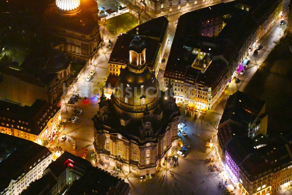 Dresden bei Nacht von oben - Nachtluftbild Kirchengebäude Frauenkirche Dresden am Neumarkt im Altstadt- Zentrum im Ortsteil Altstadt in Dresden im Bundesland Sachsen, Deutschland
