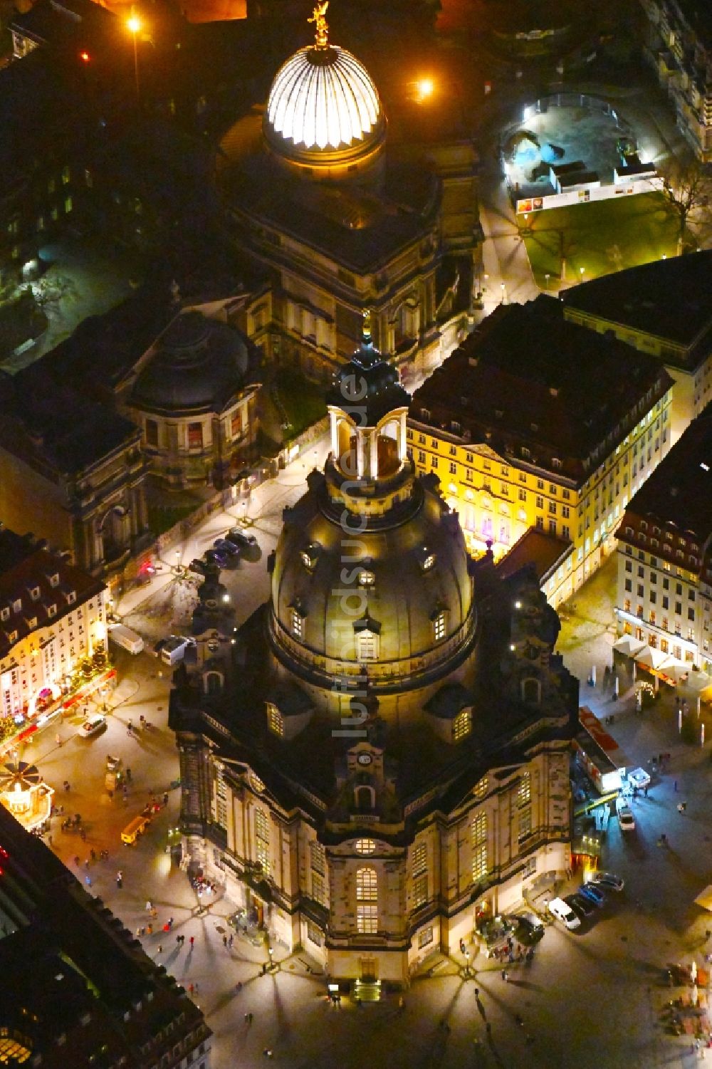 Nachtluftbild Dresden - Nachtluftbild Kirchengebäude Frauenkirche Dresden am Neumarkt im Altstadt- Zentrum im Ortsteil Altstadt in Dresden im Bundesland Sachsen, Deutschland