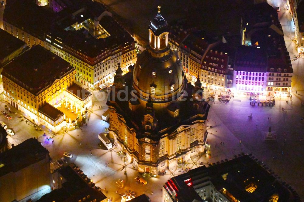 Nacht-Luftaufnahme Dresden - Nachtluftbild Kirchengebäude Frauenkirche Dresden am Neumarkt im Altstadt- Zentrum im Ortsteil Altstadt in Dresden im Bundesland Sachsen, Deutschland