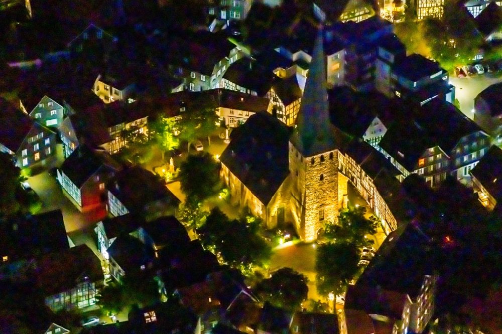Hattingen bei Nacht aus der Vogelperspektive: Nachtluftbild Kirchengebäude St. Georg im Altstadt- Zentrum in Hattingen im Bundesland Nordrhein-Westfalen, Deutschland