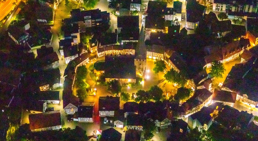 Nacht-Luftaufnahme Hattingen - Nachtluftbild Kirchengebäude St. Georg im Altstadt- Zentrum in Hattingen im Bundesland Nordrhein-Westfalen, Deutschland