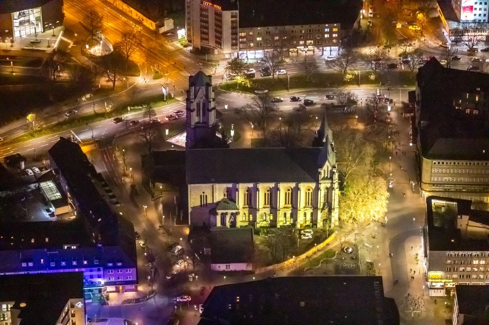 Essen bei Nacht von oben - Nachtluftbild Kirchengebäude St. Gertrud in Essen im Bundesland Nordrhein-Westfalen, Deutschland