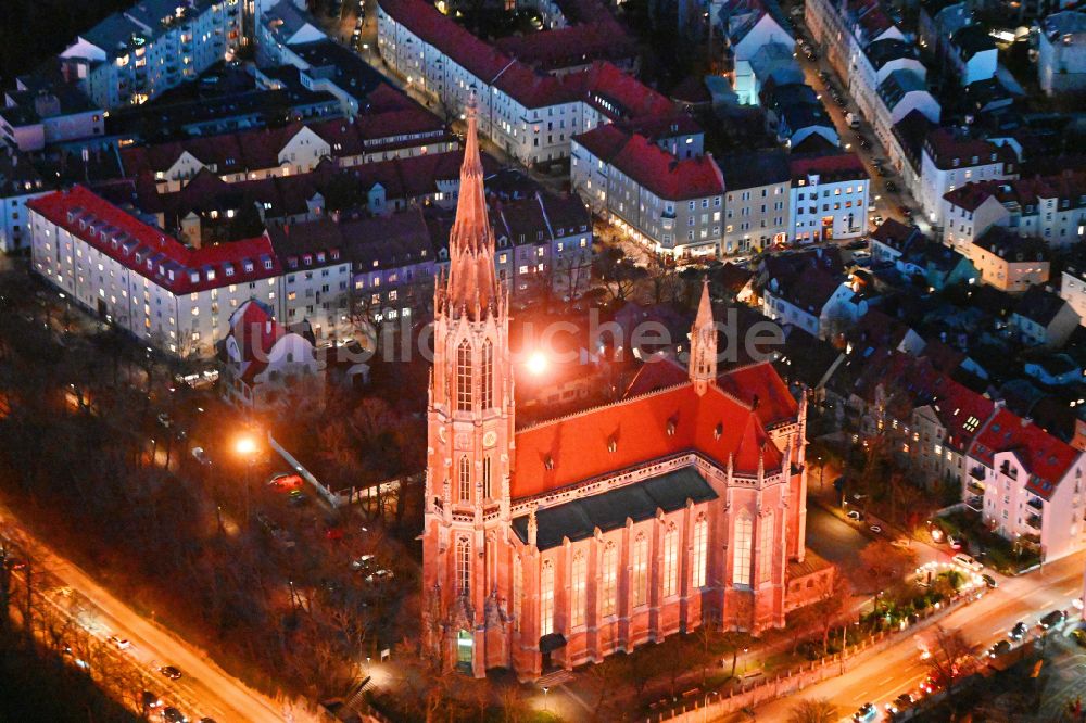 Nachtluftbild München - Nachtluftbild Kirchengebäude Heilig-Kreuz-Kirche in München im Bundesland Bayern, Deutschland