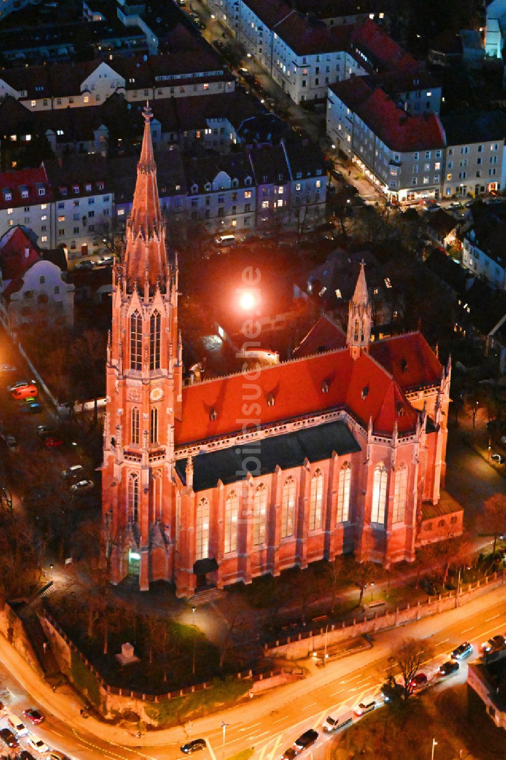 Nacht-Luftaufnahme München - Nachtluftbild Kirchengebäude Heilig-Kreuz-Kirche in München im Bundesland Bayern, Deutschland