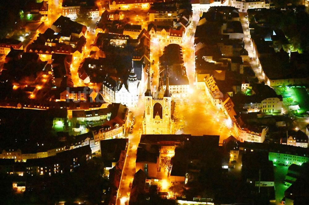Nacht-Luftaufnahme Köthen (Anhalt) - Nachtluftbild Kirchengebäude St.-Jakobs-Kirche im Altstadt- Zentrum in Köthen (Anhalt) im Bundesland Sachsen-Anhalt, Deutschland