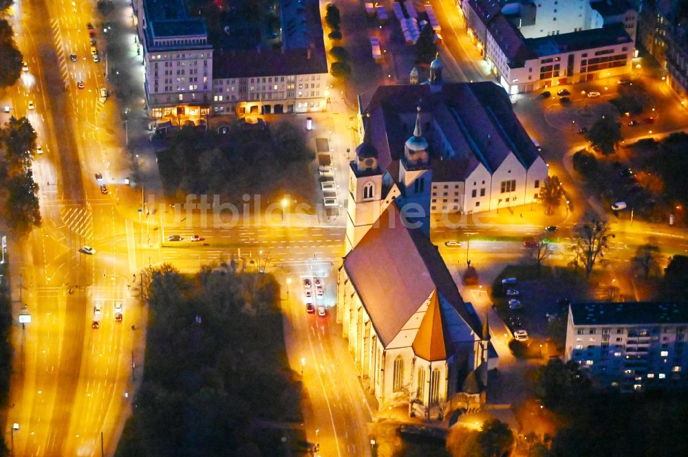 Nacht-Luftaufnahme Magdeburg - Nachtluftbild Kirchengebäude der Johanniskirche in Magdeburg im Bundesland Sachsen-Anhalt