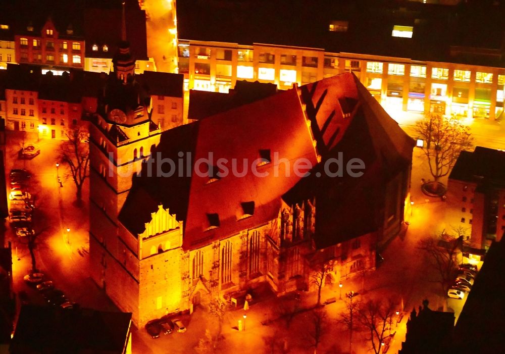 Nacht-Luftaufnahme Brandenburg an der Havel - Nachtluftbild Kirchengebäude der Katharinenkirche in Brandenburg an der Havel im Bundesland Brandenburg, Deutschland