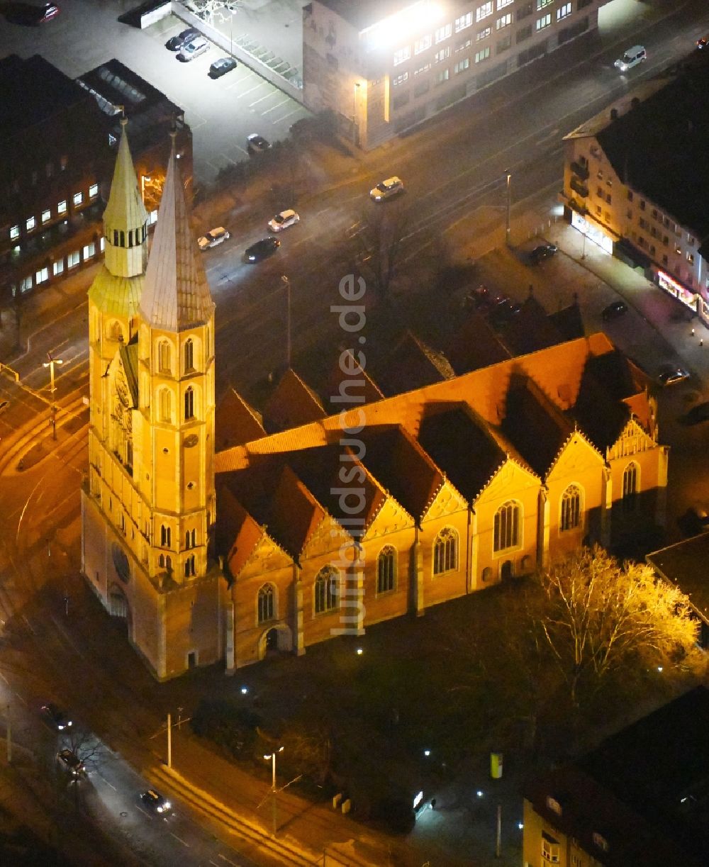 Nacht-Luftaufnahme Braunschweig - Nachtluftbild Kirchengebäude der St. Katharinenkirche in Braunschweig im Bundesland Niedersachsen