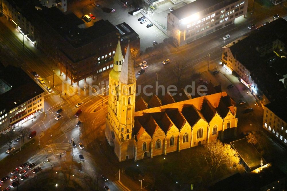 Braunschweig bei Nacht von oben - Nachtluftbild Kirchengebäude der St. Katharinenkirche in Braunschweig im Bundesland Niedersachsen
