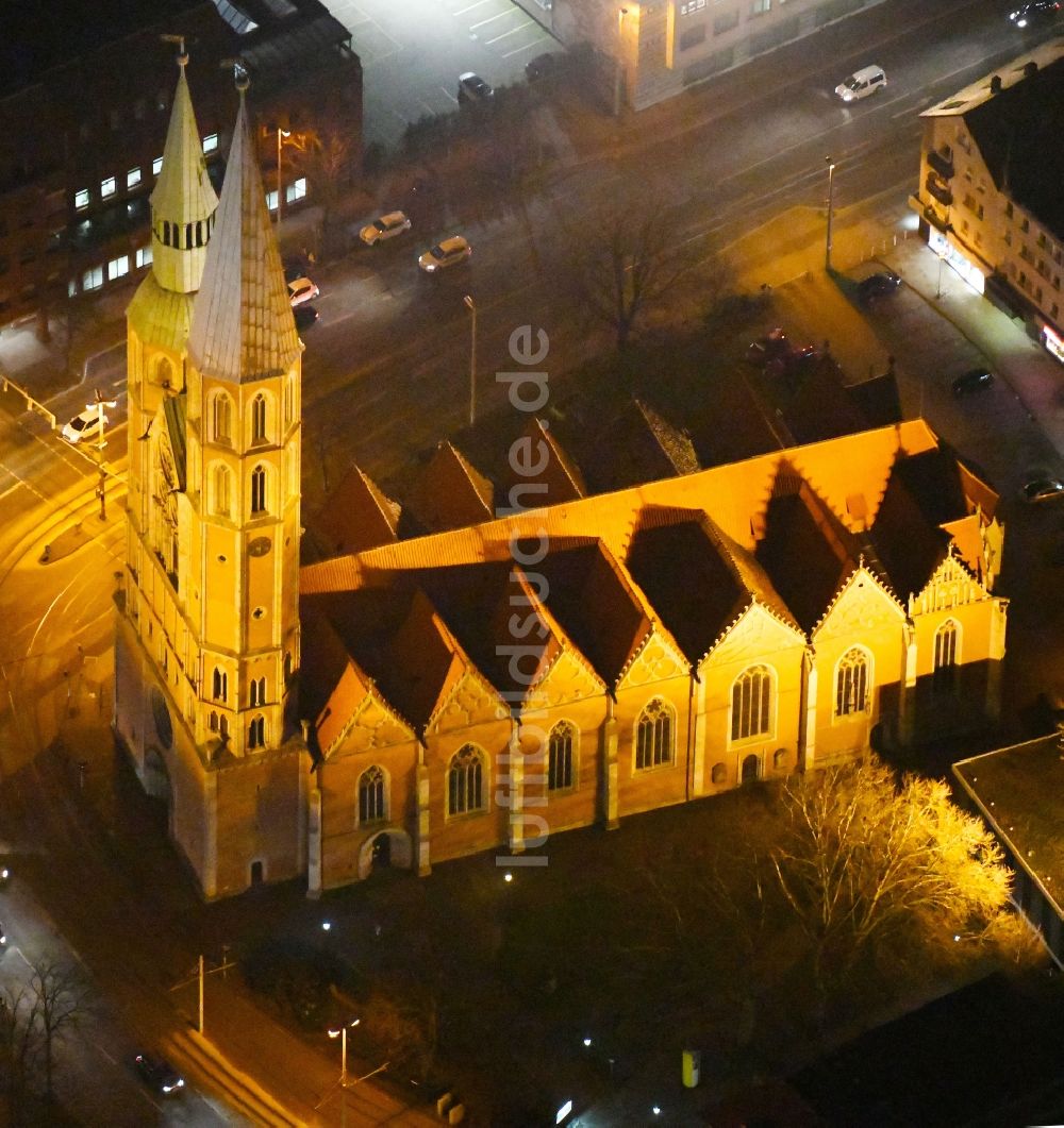 Braunschweig bei Nacht aus der Vogelperspektive: Nachtluftbild Kirchengebäude der St. Katharinenkirche in Braunschweig im Bundesland Niedersachsen