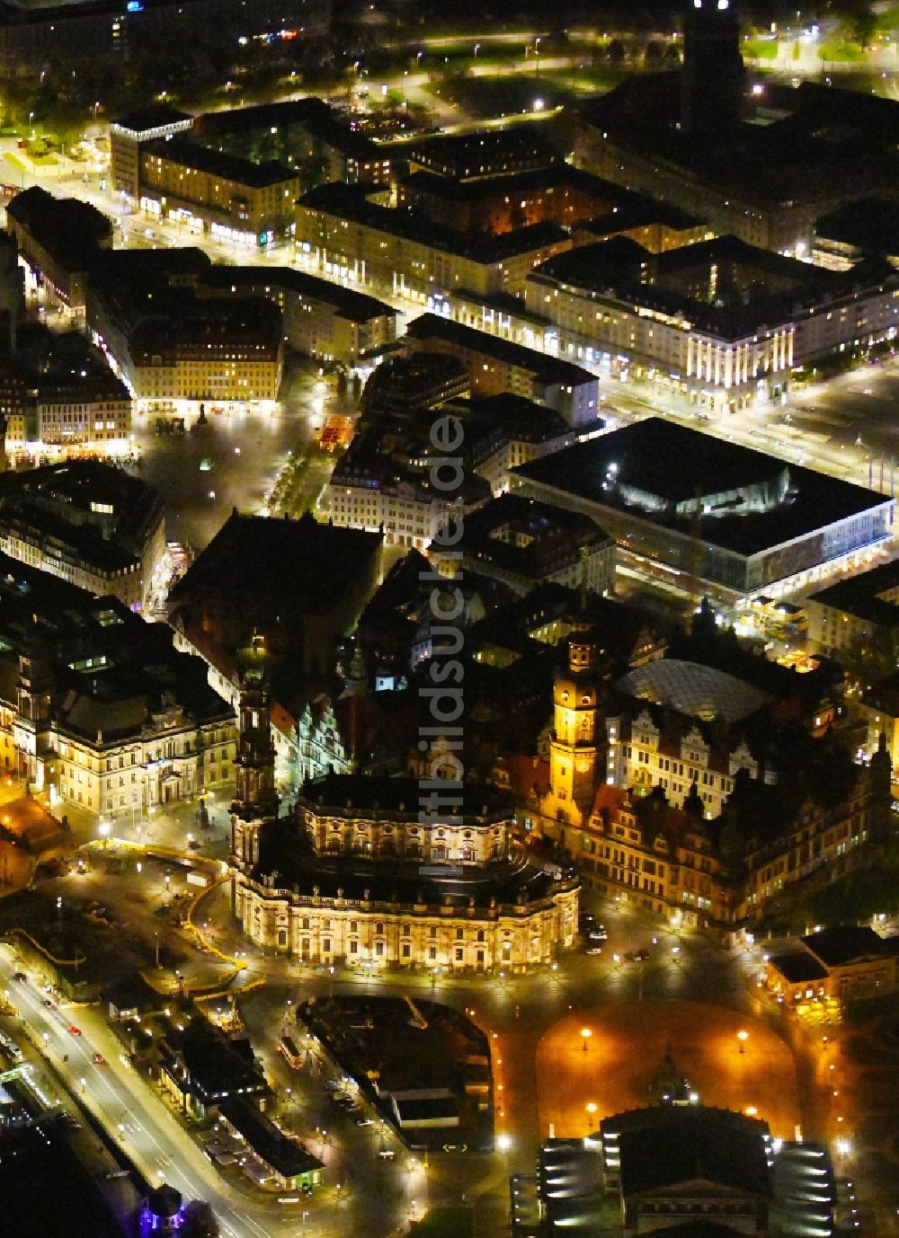 Nachtluftbild Dresden - Nachtluftbild Kirchengebäude Katholische Hofkirche im Altstadt- Zentrum im Ortsteil Altstadt in Dresden im Bundesland Sachsen, Deutschland