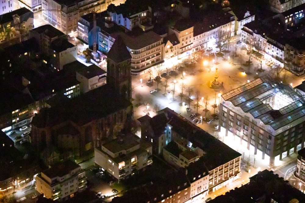 Nachtluftbild Oberhausen - Nachtluftbild Kirchengebäude Katholische Kirche am Altmarkt in Oberhausen im Bundesland Nordrhein-Westfalen, Deutschland