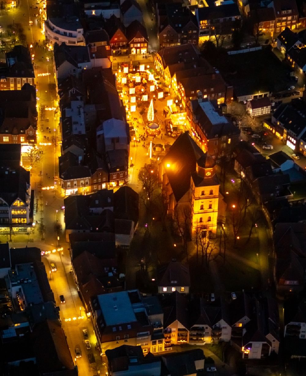 Nachtluftbild Ahlen - Nachtluftbild Kirchengebäude der katholischen Kirchengemeinde Sankt Bartholomäus im Altstadt- Zentrum in Ahlen im Bundesland Nordrhein-Westfalen, Deutschland