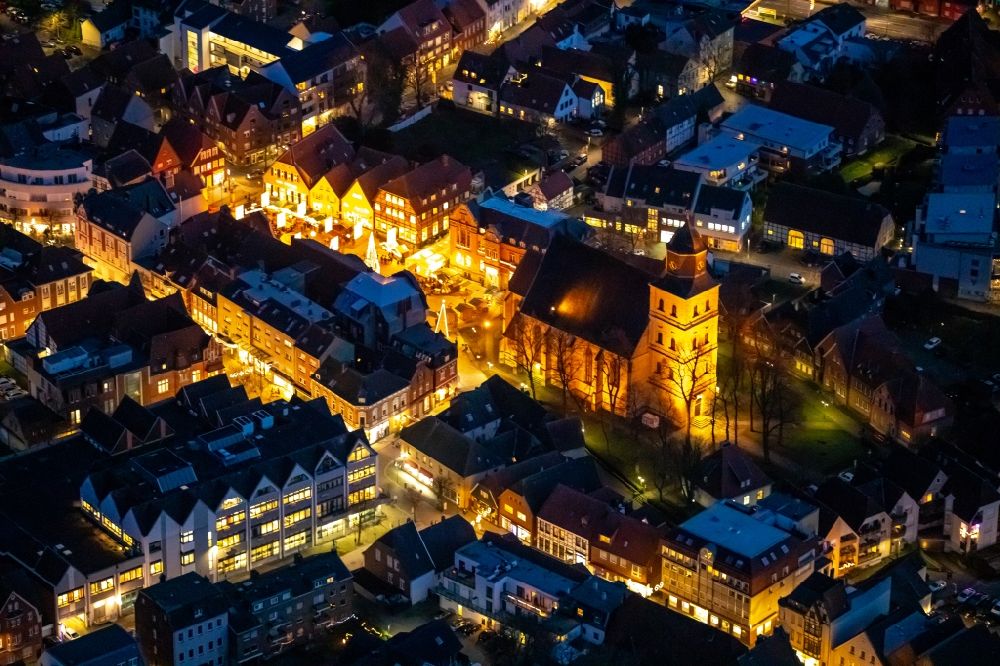 Nacht-Luftaufnahme Ahlen - Nachtluftbild Kirchengebäude der katholischen Kirchengemeinde Sankt Bartholomäus im Altstadt- Zentrum in Ahlen im Bundesland Nordrhein-Westfalen, Deutschland