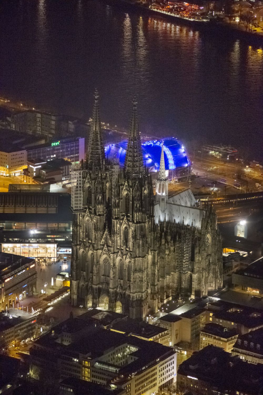 Köln bei Nacht aus der Vogelperspektive: Nachtluftbild Kirchengebäude Kölner Dom in Köln im Bundesland Nordrhein-Westfalen - NRW, Deutschland