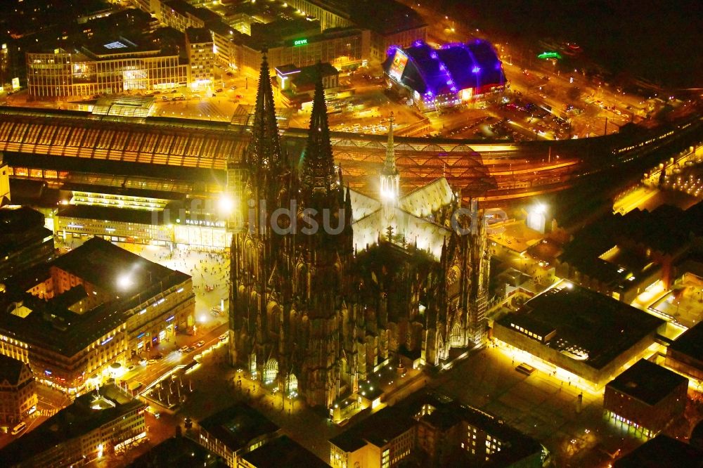Köln bei Nacht aus der Vogelperspektive: Nachtluftbild Kirchengebäude Kölner Dom in Köln im Bundesland Nordrhein-Westfalen - NRW, Deutschland