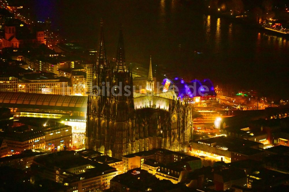 Nacht-Luftaufnahme Köln - Nachtluftbild Kirchengebäude Kölner Dom in Köln im Bundesland Nordrhein-Westfalen - NRW, Deutschland
