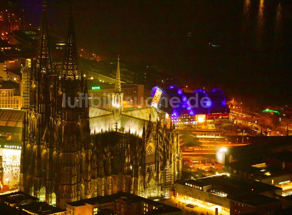 Köln bei Nacht von oben - Nachtluftbild Kirchengebäude Kölner Dom in Köln im Bundesland Nordrhein-Westfalen - NRW, Deutschland