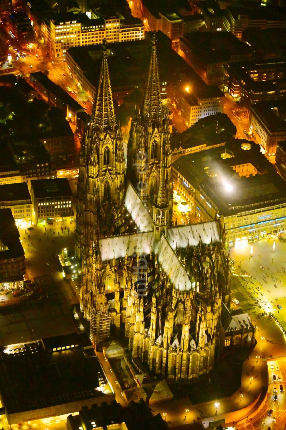 Nachtluftbild Köln - Nachtluftbild Kirchengebäude Kölner Dom in Köln im Bundesland Nordrhein-Westfalen - NRW, Deutschland