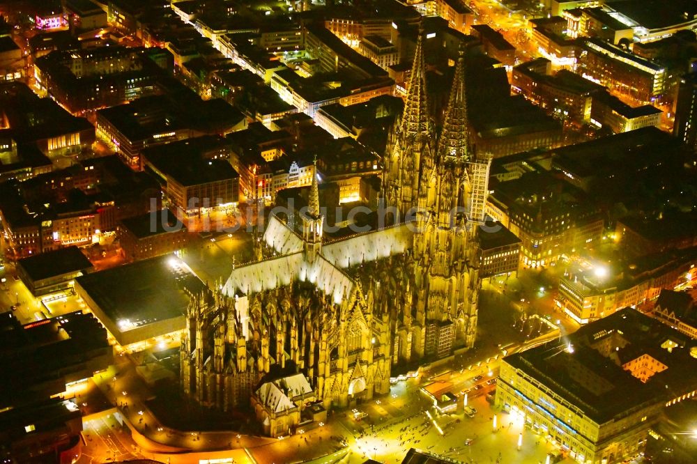 Köln bei Nacht von oben - Nachtluftbild Kirchengebäude Kölner Dom in Köln im Bundesland Nordrhein-Westfalen - NRW, Deutschland