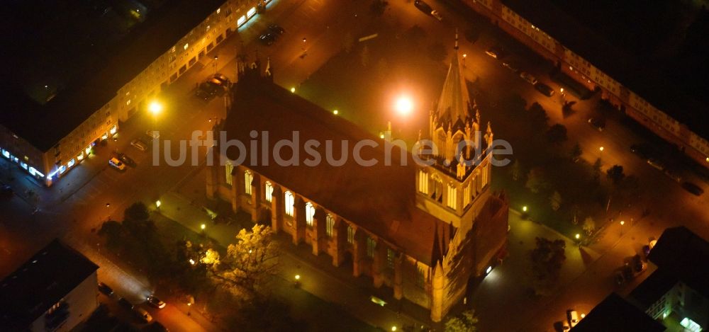 Nacht-Luftaufnahme Neubrandenburg - Nachtluftbild Kirchengebäude Konzertkirche - Marienkirche im Altstadt- Zentrum in Neubrandenburg im Bundesland Mecklenburg-Vorpommern, Deutschland