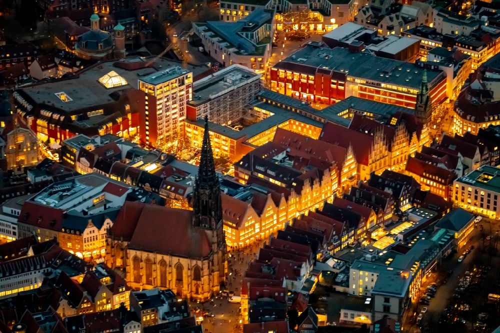Nacht-Luftaufnahme Münster - Nachtluftbild Kirchengebäude St. Lamberti-Kirche im Altstadt- Zentrum in Münster im Bundesland Nordrhein-Westfalen, Deutschland