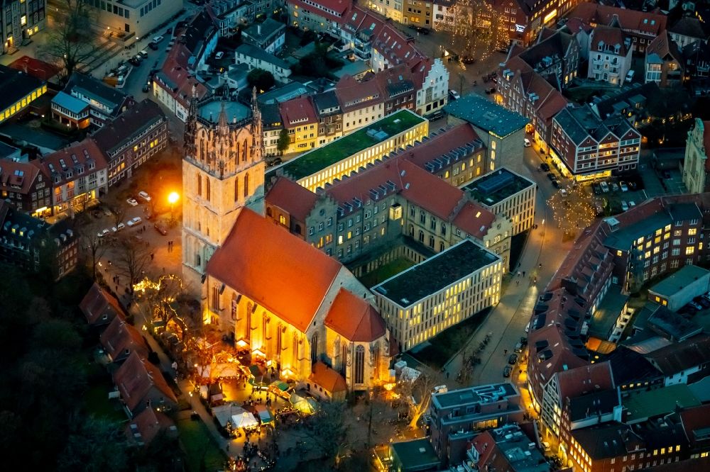 Nacht-Luftaufnahme Münster - Nachtluftbild Kirchengebäude Liebfrauen-Überwasserkirche im Altstadt- Zentrum in Münster im Bundesland Nordrhein-Westfalen, Deutschland