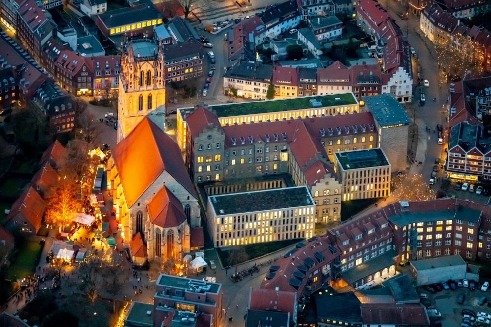 Münster bei Nacht von oben - Nachtluftbild Kirchengebäude Liebfrauen-Überwasserkirche im Altstadt- Zentrum in Münster im Bundesland Nordrhein-Westfalen, Deutschland