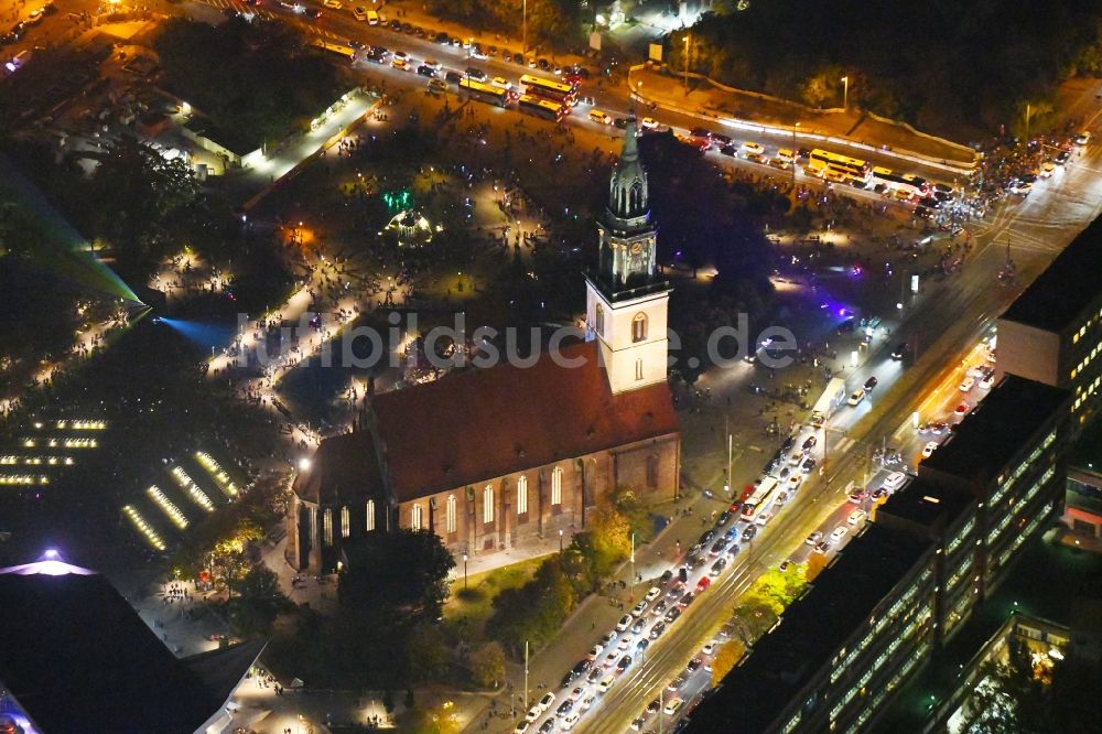 Nachtluftbild Berlin - Nachtluftbild Kirchengebäude der St. Marienkirche im Ortsteil Mitte in Berlin, Deutschland