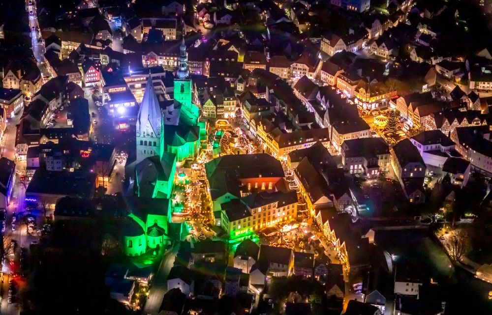 Soest bei Nacht aus der Vogelperspektive: Nachtluftbild Kirchengebäude St. Patrokli-Dom und St. Petri in Soest im Bundesland Nordrhein-Westfalen, Deutschland