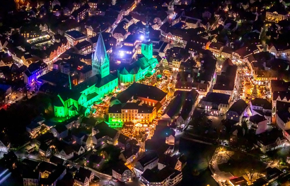 Nacht-Luftaufnahme Soest - Nachtluftbild Kirchengebäude St. Patrokli-Dom und St. Petri in Soest im Bundesland Nordrhein-Westfalen, Deutschland