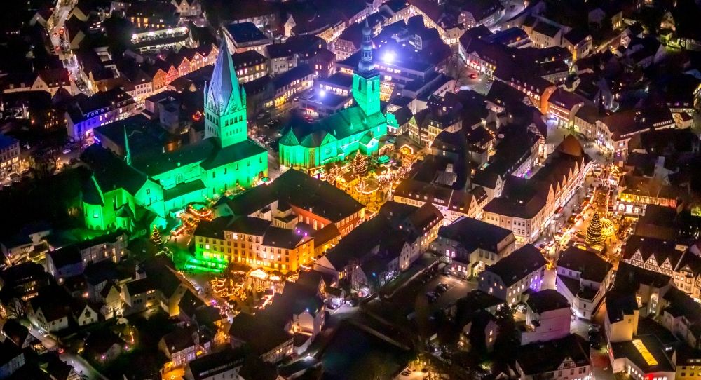 Soest bei Nacht von oben - Nachtluftbild Kirchengebäude St. Patrokli-Dom und St. Petri in Soest im Bundesland Nordrhein-Westfalen, Deutschland