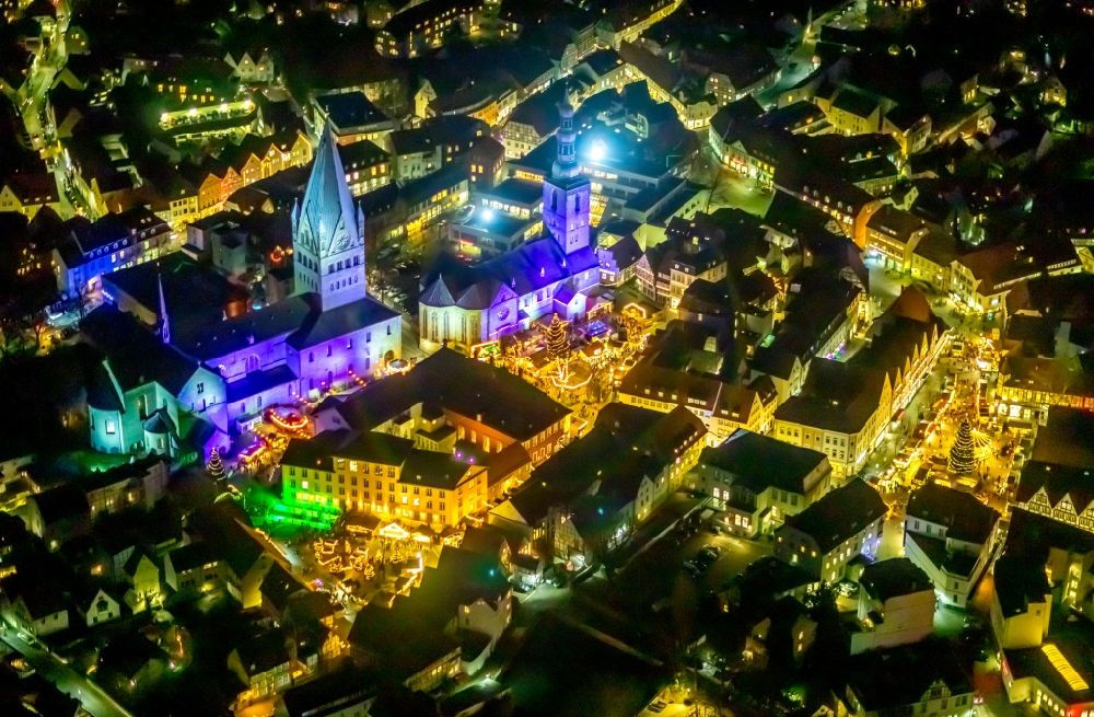 Nachtluftbild Soest - Nachtluftbild Kirchengebäude St. Patrokli-Dom und St. Petri in Soest im Bundesland Nordrhein-Westfalen, Deutschland