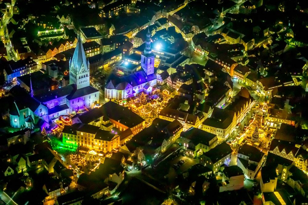 Nacht-Luftaufnahme Soest - Nachtluftbild Kirchengebäude St. Patrokli-Dom und St. Petri in Soest im Bundesland Nordrhein-Westfalen, Deutschland