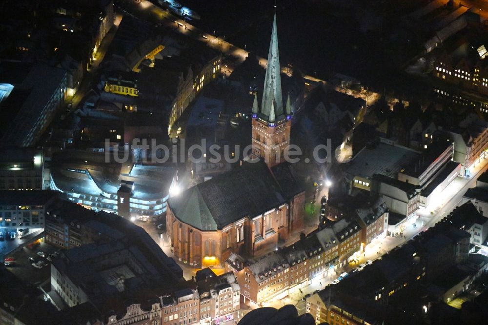 Lübeck bei Nacht aus der Vogelperspektive: Nachtluftbild Kirchengebäude St. Petri Kirche in Lübeck im Bundesland Schleswig-Holstein, Deutschland