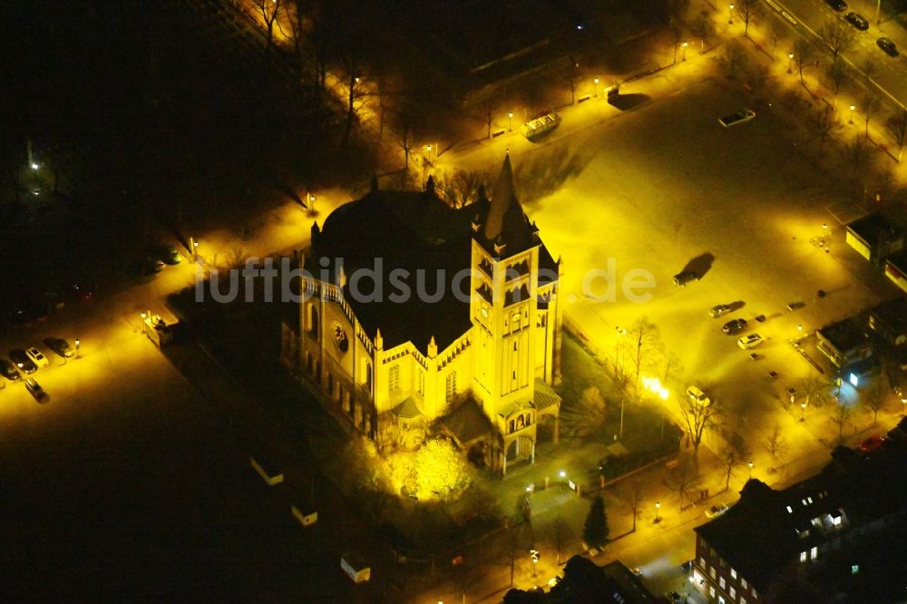 Potsdam bei Nacht aus der Vogelperspektive: Nachtluftbild Kirchengebäude Propsteikirche Sankt Peter und Paul in Potsdam im Bundesland Brandenburg, Deutschland