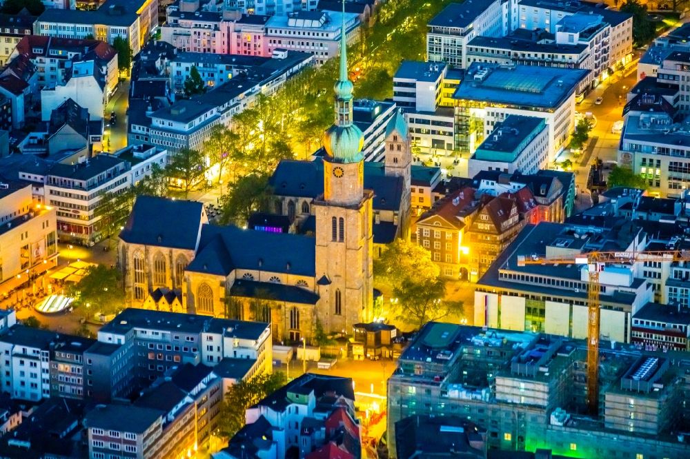 Dortmund bei Nacht aus der Vogelperspektive: Nachtluftbild Kirchengebäude der St. Reinoldi in Dortmund im Bundesland Nordrhein-Westfalen, Deutschland
