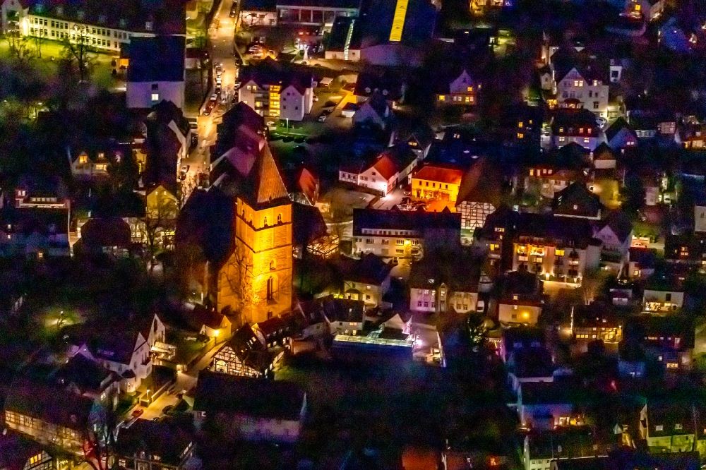 Soest bei Nacht von oben - Nachtluftbild Kirchengebäude Sankt Pauli Kirche in Soest im Bundesland Nordrhein-Westfalen, Deutschland