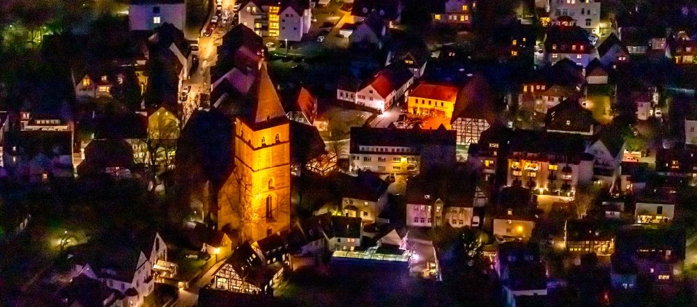 Soest bei Nacht aus der Vogelperspektive: Nachtluftbild Kirchengebäude Sankt Pauli Kirche in Soest im Bundesland Nordrhein-Westfalen, Deutschland