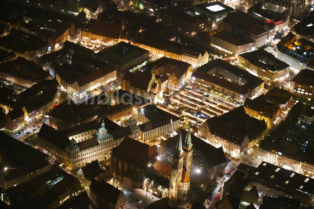 Nürnberg bei Nacht aus der Vogelperspektive: Nachtluftbild Kirchengebäude der St. Sebald - Sebalduskirche in Nürnberg im Bundesland Bayern, Deutschland