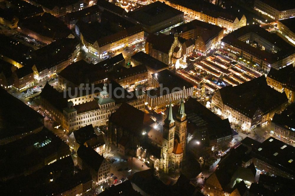 Nachtluftbild Nürnberg - Nachtluftbild Kirchengebäude der St. Sebald - Sebalduskirche in Nürnberg im Bundesland Bayern, Deutschland
