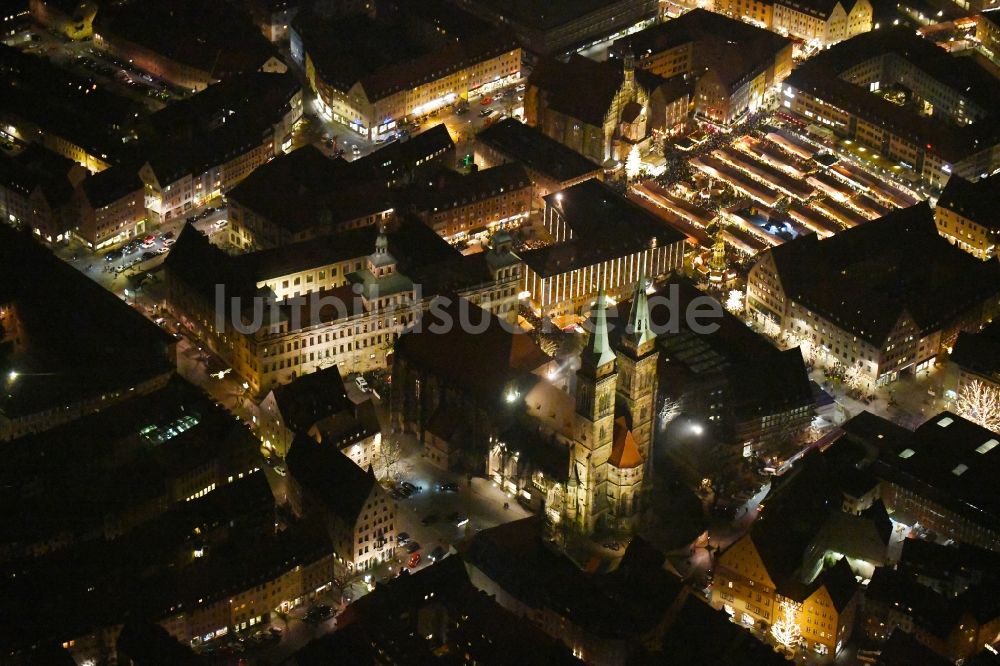 Nacht-Luftaufnahme Nürnberg - Nachtluftbild Kirchengebäude der St. Sebald - Sebalduskirche in Nürnberg im Bundesland Bayern, Deutschland